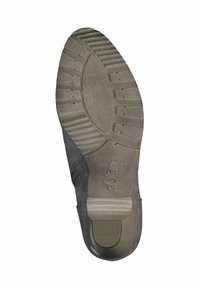 Szürke gumi talp, textúrázott mintázattal és barázdákkal, sima orr résszel és domború logóval. Könnyű kivitel a kényelem érdekében.