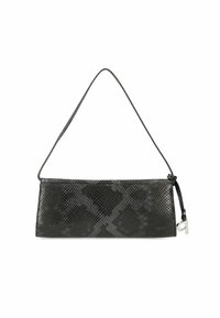 Schwarze Handtasche aus künstlichem Schlangenleder mit einem langen Riemen, schlanker rechteckiger Form, strukturierter Oberfläche und silbernen Hardware-Akzenten.