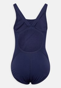 Maillot de bain bleu marine avec des bretelles croisées, un panneau arrière texturé et un tissu lisse. Il se distingue par une couture sans couture et un design ajusté.