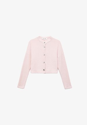 Cárdigan corto rosa con un patrón de tejido texturizado, escote redondo y cinco botones plateados en forma de corazón en la parte delantera. Mangas largas.