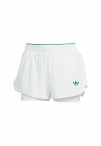 Witte sportieve shorts met een gelaagd ontwerp, elastische tailleband, groene accenten en een klein groen logo aan de linkerkant onderaan.