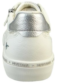 Białe skórzane sneakersy z metalicznym srebrnym akcentem na pięcie, wytłoczona nazwa marki na podeszwie oraz textured nonslip outsole.