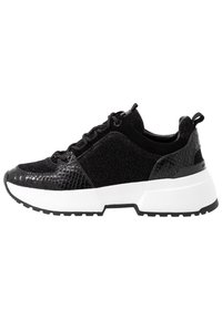 Sneaker nera con una combinazione di tessuto luccicante e dettagli in ecopelle a motivi di serpente. Caratterizzata da una spessa suola intermedia bianca e una suola esterna in gomma nera.