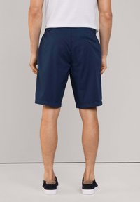 Pantaloni corti blu navy in un materiale leggero, dotati di una vita elastica, tasche laterali e posteriori, e una texture liscia.