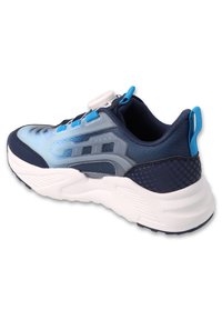 Granatowe i jasnoniebieskie buty sportowe z teksturowaną cholewką, bez sznurowadeł, z wyprofilowaną podeszwą i wzorzystymi akcentami na pięcie.