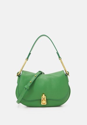Zelená kožená kabelka přes rameno s prohnutým tvarem, zlatým zapínáním, nastavitelným popruhem a krátkou rukojetí na světlém pozadí.