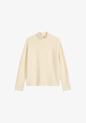 Kremowy sweter z golfem, wykonany z miękkiego dzianiny, o luźnym kroju, z długimi rękawami i minimalistycznym designem, bez wzorów i akcentów.