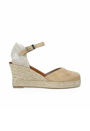 Alpargata cuña beige con suela de cuerda trenzada, delantero de ante, parte trasera tejida y correa ajustable en el tobillo con hebilla de metal.