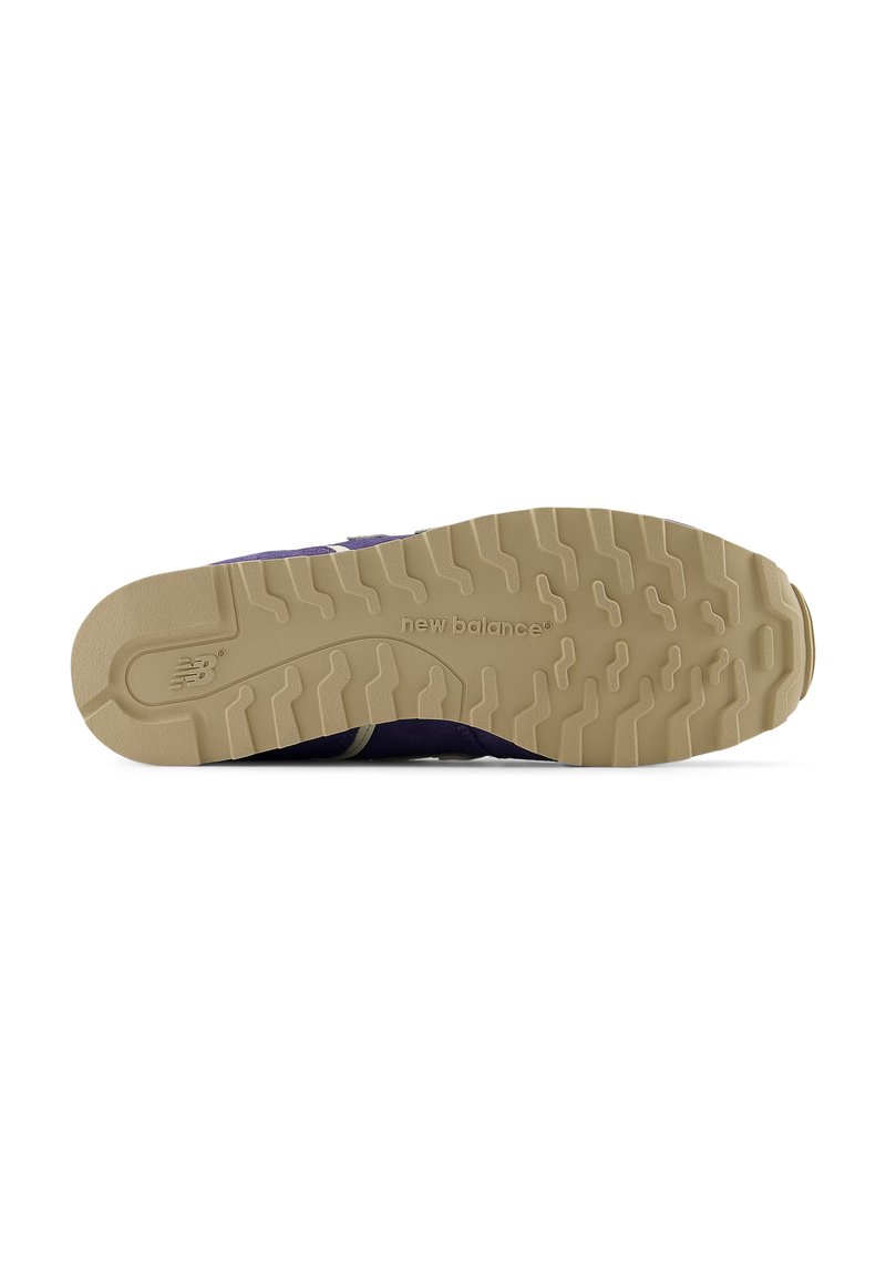 Base d'une sneaker avec une semelle extérieure en caoutchouc texturé beige. Partie supérieure violette avec des superpositions synthétiques et un détail de logo subtil centré près du talon.