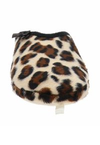 Zapatilla de estampado de leopardo en suave piel sintética, con una base crema y manchas marrones y negras, punta redondeada y un ribete negro con un lazo decorativo.