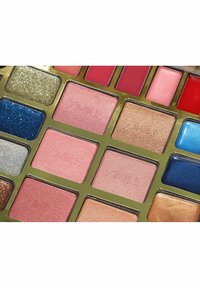 Paletti, jossa on 16 suorakulmaista sävyä, jotka sisältävät värejä kuten vaaleanpunainen, sininen, kultainen ja vihreä. Osa on matta, kun taas toiset ovat kimaltavia.