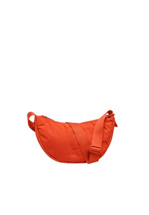 Bolso bandolera naranja en forma de media luna con correa ancha ajustable y cierre de cremallera, fondo liso.