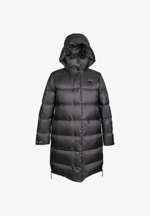 Long manteau matelassé noir avec capuche, fermeture éclair frontale et boutons-pression, poches latérales zippées, et logo sur la poitrine gauche.