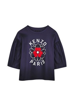 Marineblauwe koraalsblouse met korte mouwen, voorzien van een bloemmotief in rood en wit, met de tekst "KENZO PARIS" onder het ontwerp. Zachte stof met opgeblazen mouwen.