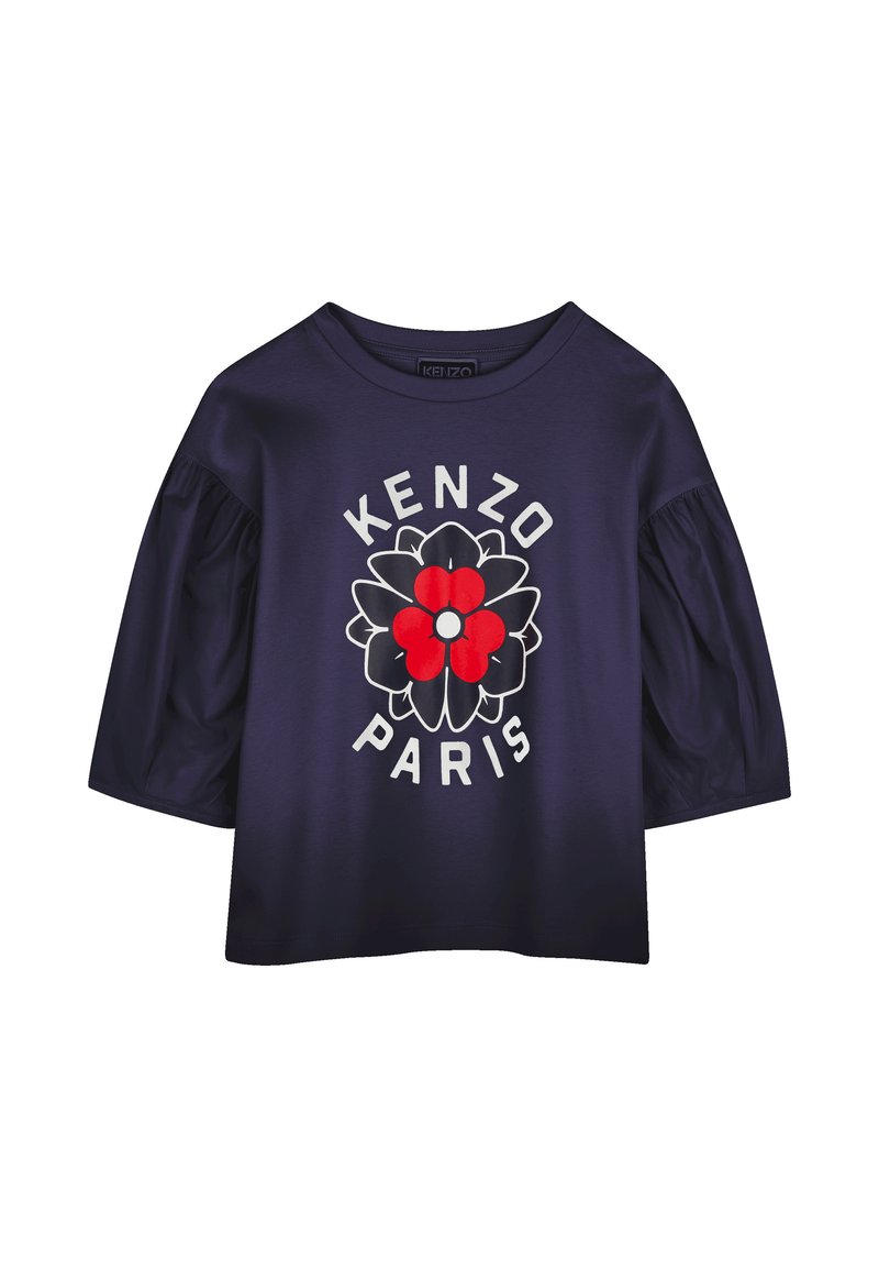 Chemise à col court bleu marine avec un motif floral en rouge et blanc, avec le texte "KENZO PARIS" en dessous du design. Tissu doux avec des manches bouffantes.