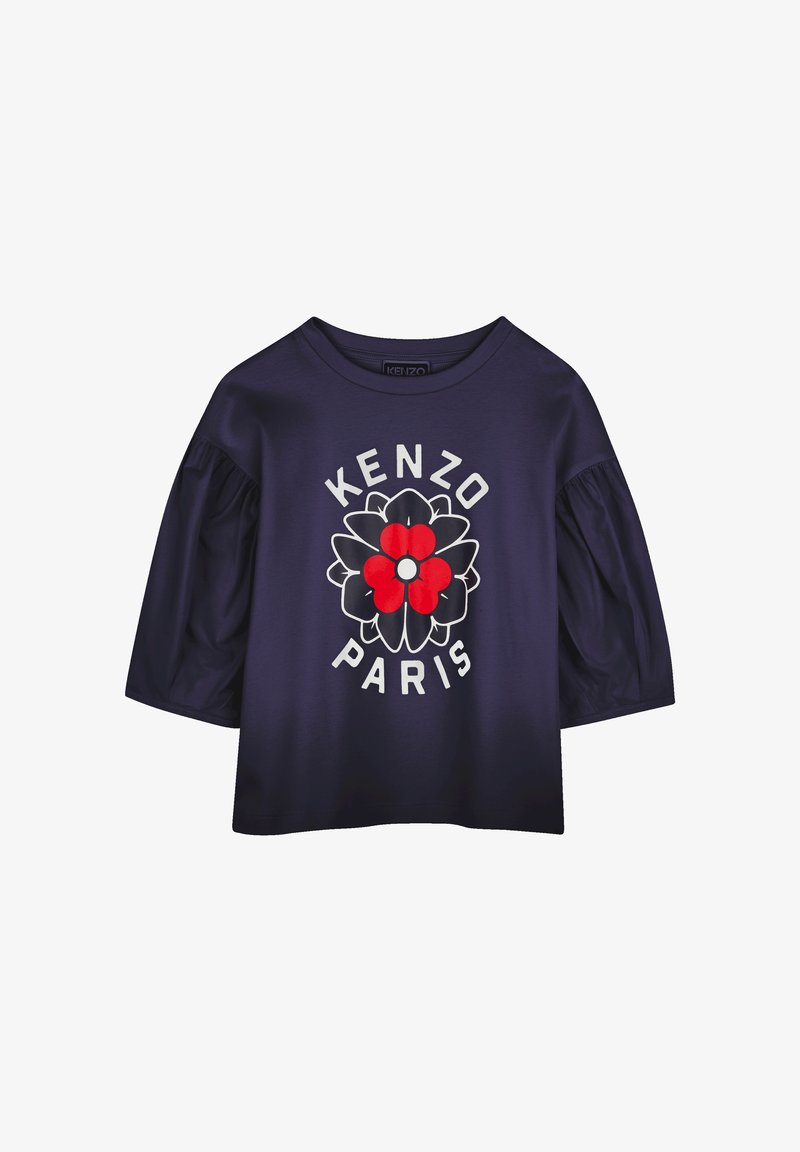 Chemise à col court bleu marine avec un motif floral en rouge et blanc, avec le texte "KENZO PARIS" en dessous du design. Tissu doux avec des manches bouffantes.