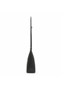 Bolso de mano de cuero negro con forma triangular, una correa larga y ajustable, y una textura suave con un hardware mínimo.