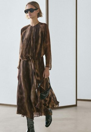 FLOWING ANIMAL PRINT - Robe de jour - brown