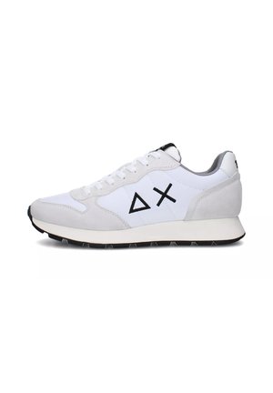 Sneaker de sport blanc et gris, avec un dessus en suède et nylon, des accents de logo noir et une semelle extérieure en caoutchouc léger.