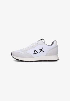 Weiße und graue Sportschuh, mit einem Obermaterial aus Wildleder und Nylon, schwarzen Logopunkten und einer leichten Gummisohle.