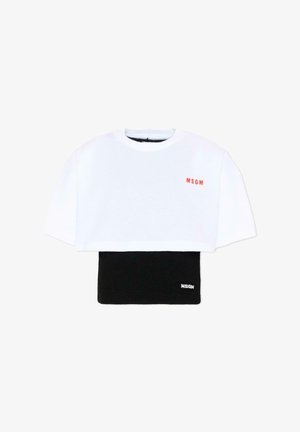 Biały krótki T-shirt nałożony na czarny prążkowany top na ramiączkach, obie części z małymi logo MSGM na wysokości klatki piersiowej.
