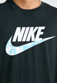 Nike Sportswear TEE FUTURA - T-shirts print - black