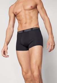 Schwarze Boxer-Brief aus dehnbarem Stoff, mit einem breiten elastischen Bund mit "PUMA"-Logo. Klassischer Schnitt mit glatter Oberfläche.