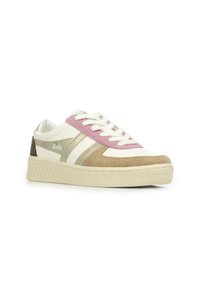 Sneaker bianca e beige con dettagli in suede rosa, accenti argentati e suola testurizzata. Presenta lacci classici e una linguetta imbottita.