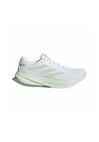Witte sportieve schoen met een bovenwerk van gaas, voorzien van tonale strepen, een gevoerde zool en een gestroomlijnd ontwerp voor lichtgewicht prestaties.