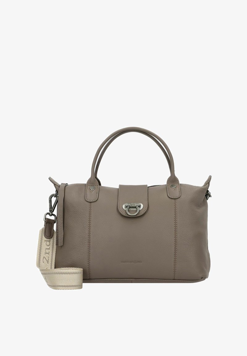 Borsa in pelle di un grigio chiaro con doppi manici e tracolla regolabile. Presenta una chiusura a patta e una finitura leggermente testurizzata.