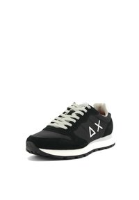 Sneaker in suede nero con accenti grigi, lacci piatti grigi, suola bianca e dettaglio del logo sul lato. Design atletico classico con materiali testurizzati.