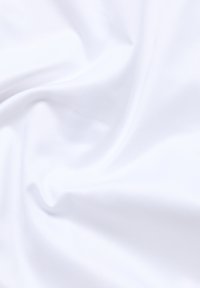 Texturiertes, weißes Gewebe mit einer glatten Oberfläche, das weiche Drapierungen und einen subtilen Glanz aufweist, geeignet für eine Vielzahl von Anwendungen.