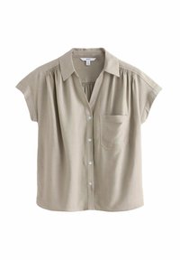 Korte mouwen, gekraagde blouse van lichtbeige stof met een knoopsluiting aan de voorkant, een zak aan de linkerkant en gesmokte details op de schouders.
