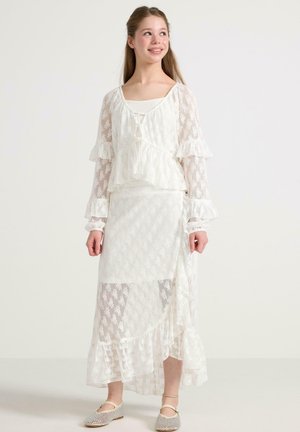 Witte kanten outfit bestaande uit een gelaagde, gerimpelde crop top met lange mouwen en een bijpassende midi rok met een wikkelontwerp en een gerimpelde zoom.