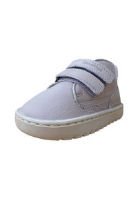Zapato de piel gris claro con dos tiras de velcro, puntera redondeada y superficie texturizada. Cuenta con una suela de goma de color claro con tacos redondeados.