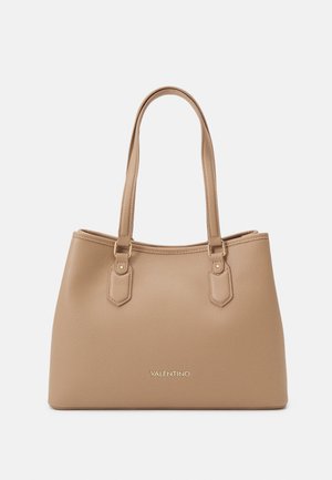 Borsa tote in pelle granulosa color tan con due lunghe tracolle, dettagli in metallo dorato e branding impresso nella parte inferiore.