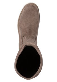 Stivale alla caviglia in suede marrone con punta arrotondata, dettagli cuciti e una morbida fodera interna nera. Presenta una suola in gomma bianca.