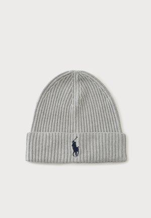 Bonnet en tricot côtelé gris clair avec revers plié présentant un petit logo brodé foncé représentant un joueur de polo à cheval.