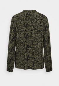 Tričko s dlouhým rukávem v černé a olivově zelené barvě se zebřím pruhovaným vzorem, s mírně volnějším střihem a kulatým výstřihem.