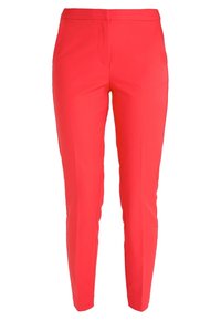 Pantalons tailleur rouges avec une texture lisse, coupe slim et taille mi-haute. Présente des plis sur le devant et pas de matériel ou poches visibles.
