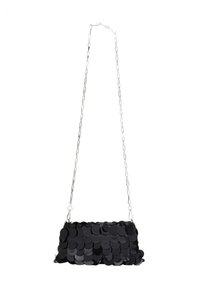 Borsa nera in paillettes con forma rettangolare e tracolla in catena argentata. Presenta paillettes circolari sul davanti e una finitura liscia e lucida.