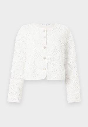 Fehér csipkés hosszú ujjú dzseki virágmintákkal, kerek nyakkivágással és öt díszgombbal az elején.