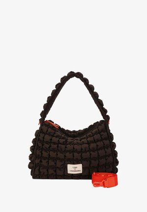 Zwarte gewatteerde handtas met een geplooide textuur, voorzien van een contrasterende rode ritssluiting en schouderriem. Inclusief afneembare riem.