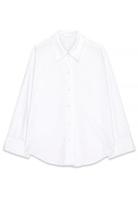 Balta krekla ar pogām, klasisku apkakli, garām piedurknēm un izliekta apakšmalu. Izgatavots no gludas auduma ar tīru, minimālistisku dizainu.