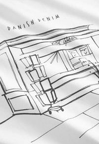 Valkoinen kangas, jossa on minimalistinen musta viivapiirros kaupan sisustuksesta, hyllyistä, tiskistä ja käsinkirjoitettu teksti "Danish Denim".