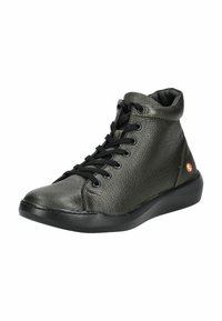 Zapato de cuero verde oscuro de caña alta con superficie texturizada, cordones negros y suela de goma, con un detalle de logo cerca del talón.