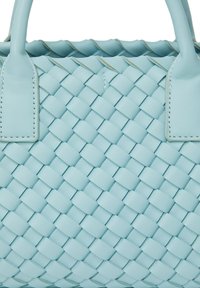 Woven light blue leather handbag z fakturową powierzchnią, solidnymi uchwytami i subtelnymi akcentami przeszycia na brzegach.