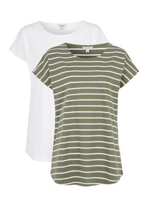 Zwei kurzärmelige Damen-T-Shirts, eines uni weiß und eines olivgrün mit weißen horizontalen Streifen, überlappend präsentiert.
