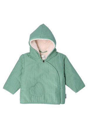 Zielona pikowana kurtka niemowlęca z kapturem, asymetrycznym zapięciem na zatrzaski z przodu, białą podpinką z polaru i naszywką w kształcie serca z przodu.