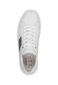 Sneaker bianca con chiusura a lacci, caratterizzata da strisce di accento rosse e blu navy. Parte superiore in pelle liscia e collare imbottito per il comfort.